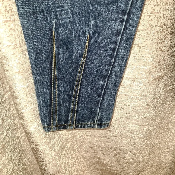 Vintage High Rise Jeans with Tapered Legs and Relaxed Fit - Picture 3 of 9